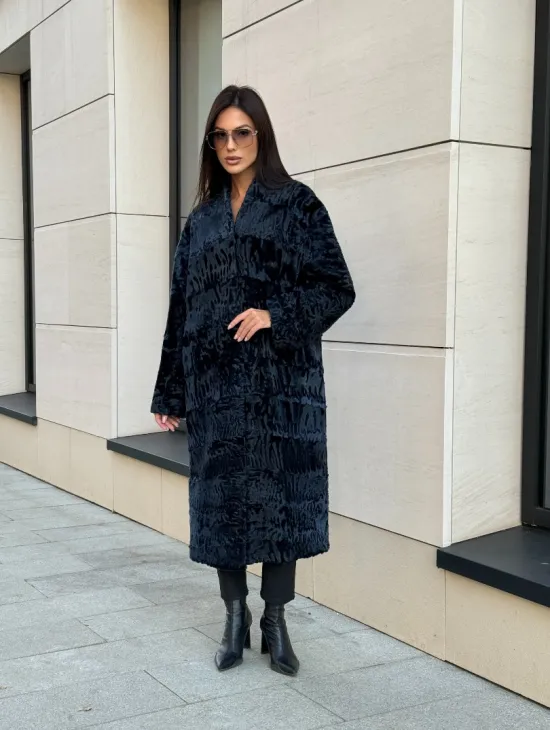 Пальто из меха каракуля с V-образным воротником, цвет Indigo Blue - фото 9