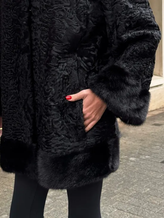 Черное полупальто из меха каракульчи, стойка воротник и манжет из норки - фото 3