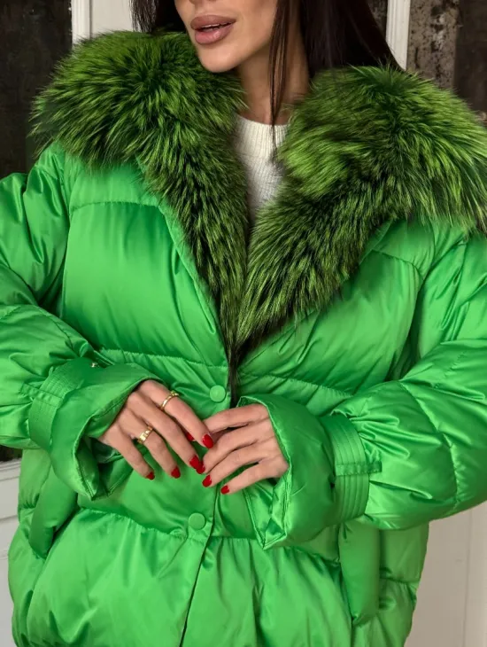 Стильный женский пуховик с мехом чернобурки в цвете изумруд - фото 2