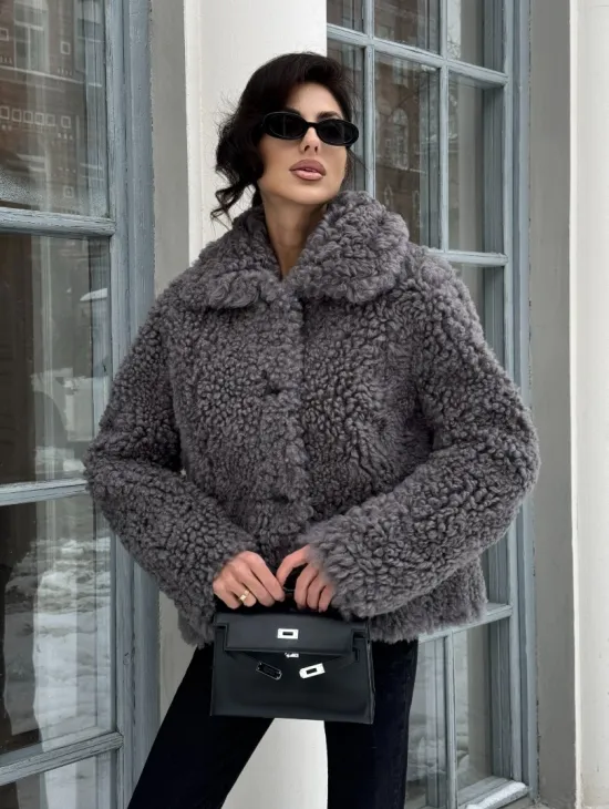 Короткая шубка из натуральной овчины с воротником апаш - фото 6