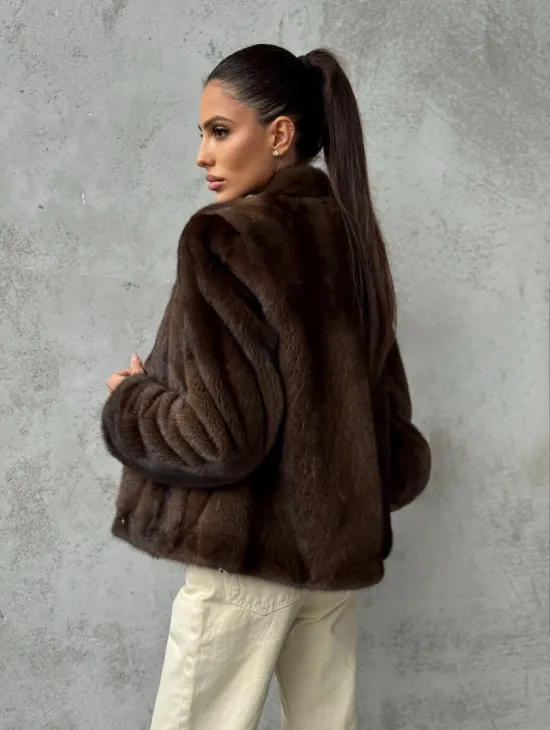 Меховой кроп - жакет из норки цвета соболь с V-образным воротником - фото 10