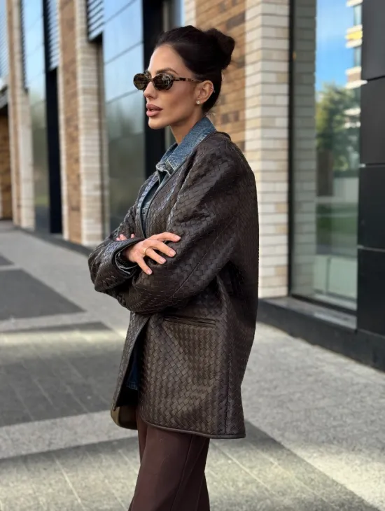 Стильный пиджак из натуральной плетеной кожи - фото 6