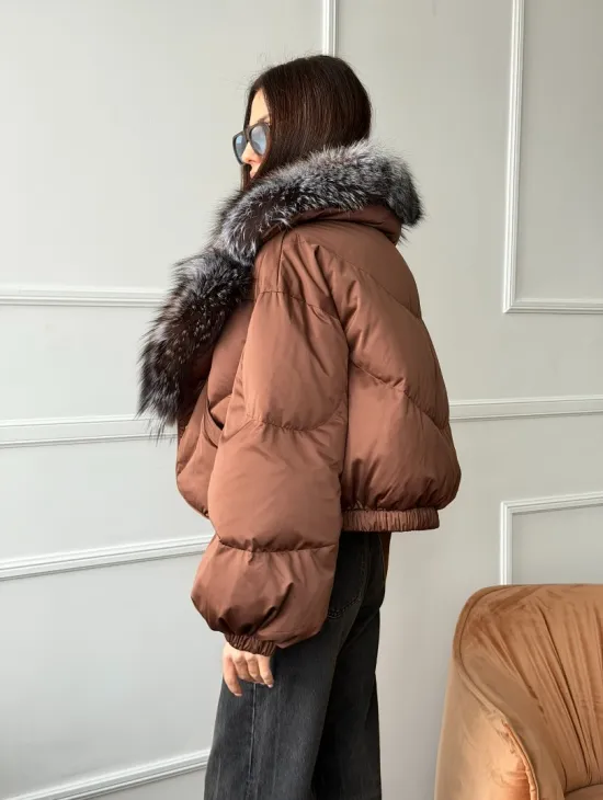 Короткий пуховик с мехом чернобурки - фото 8