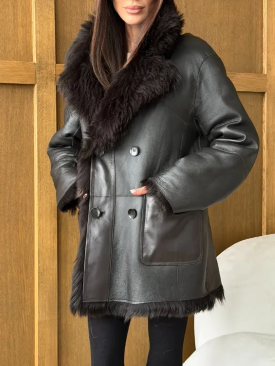 Двухсторонняя коричневая дубленка - фото 2