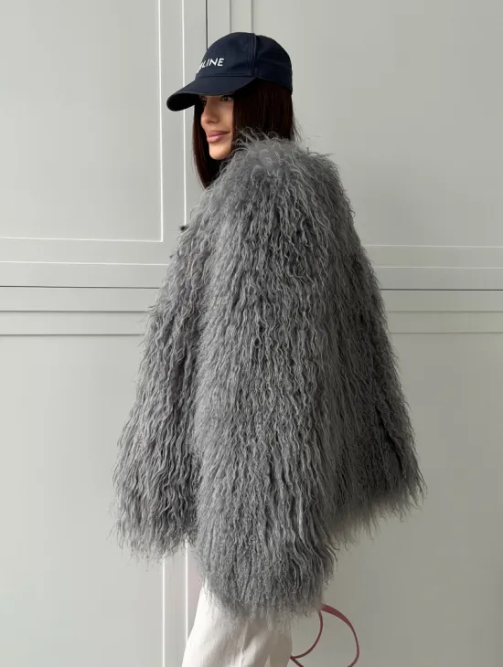 Серая шуба из натурального меха ламы - фото 9