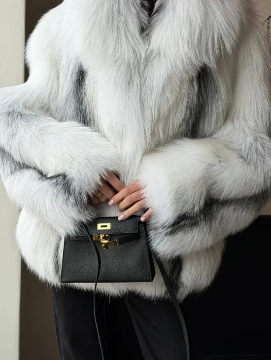 Шуба из цельного меха белой арктической лисы с шалевым воротником - фото 2