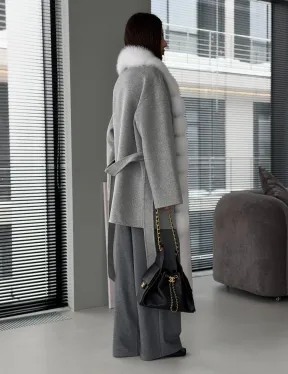 Серое пальто с меховым воротником - фото 12