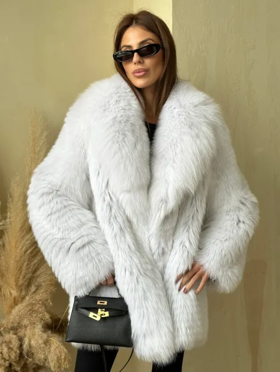Шуба из меха белой лисы - фото 0