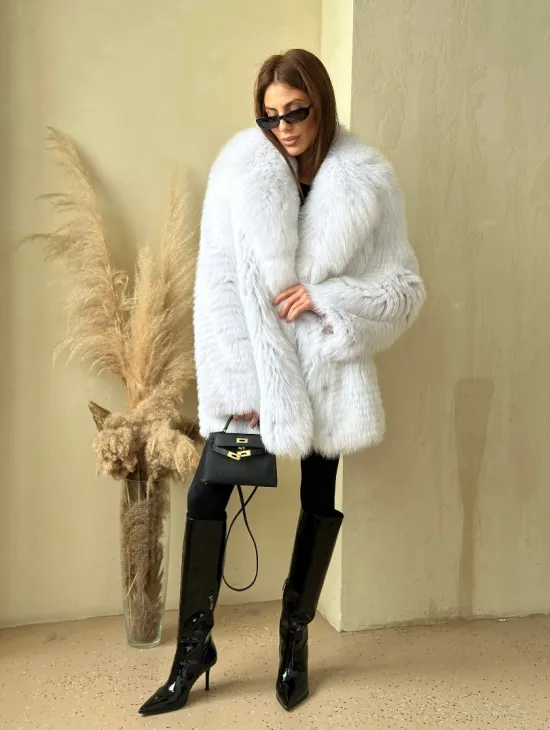 Шуба из меха белой лисы - фото 8